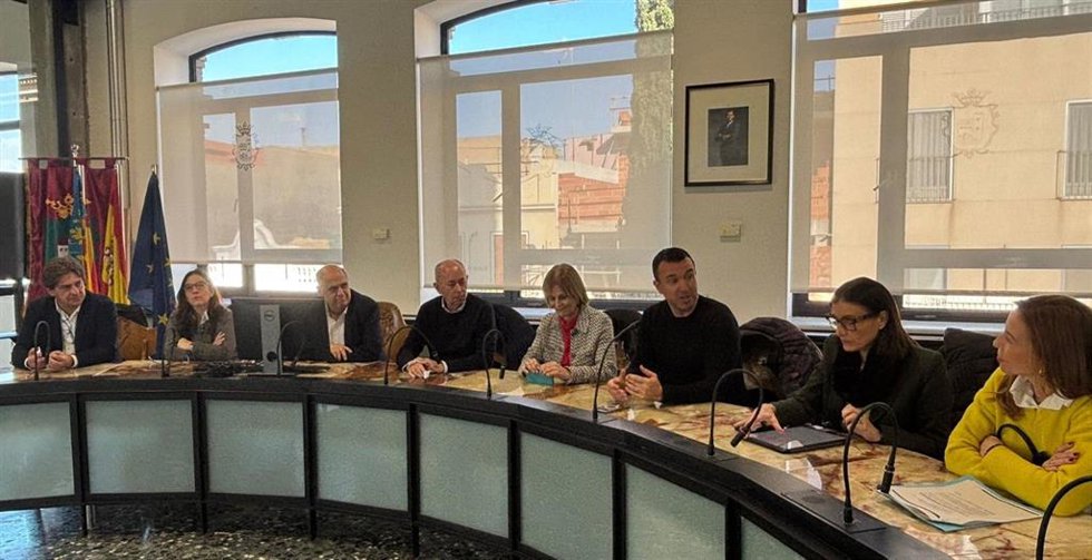 La Junta de Gobierno de la Federación Española de Municipios y Provincias (FEMP) visita municipios afectados por la dana en la provincia de Valencia.