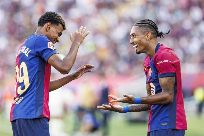 Archivo - Raphinha Dias Belloli and Lamine Yamal of FC Barcelona celebrates a goal during the Spanish league, La Liga EA Sports, football match played between FC Barcelona and Real Valladolid at Estadio Olimpico de Montjuic on August 31, 2024 in Barcelona