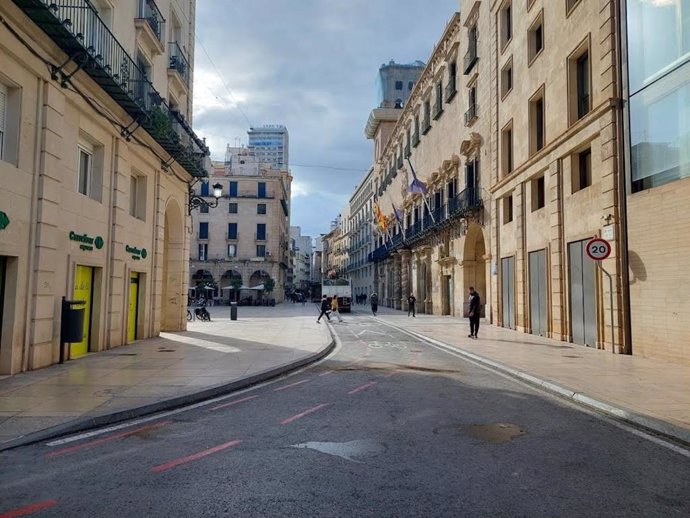 Reobertura del trànsit a la plaça de l'Ajuntament d'Alacant.