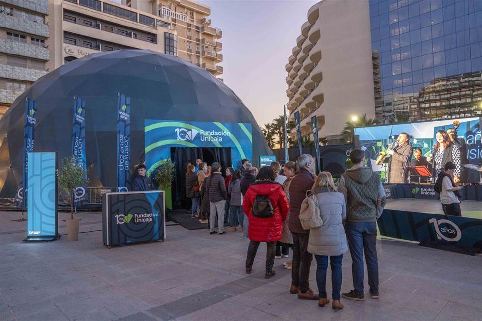 Personas haciendo cola para entrar en el Espacio Fundación Unicaja de Cádiz.