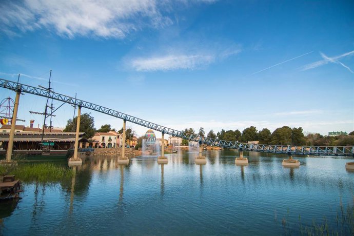 Archivo - Vista panorámica del lago y el Furius Baco,una de las atracciones más rápidas del parrque
