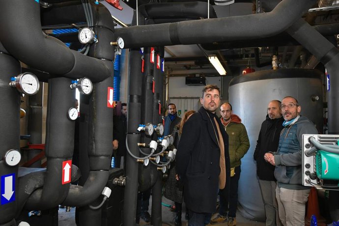 El diputado Marc Serra junto al alcalde de Manresa, Marc Aloy, visitan la caldera de biomasa