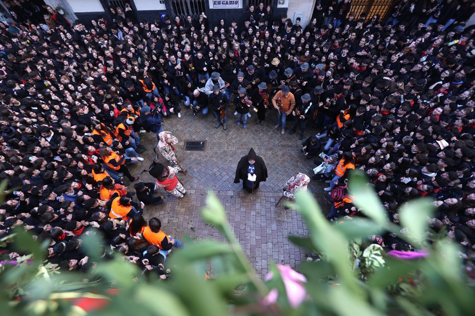Cientos de personas durante el baile de los dimonis, a 16 de enero de 2025, en Manacor, Mallorca, Baleares (España). El baile se enmarca dentro de los actos de cara a las fiestas de Sant Antoni Abat.