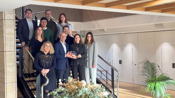 Nicolas Dumoulin, director general de Boehringer Ingelheim España, y Olga Salomó, directora de Recursos Humanos, junto con parte del equipo