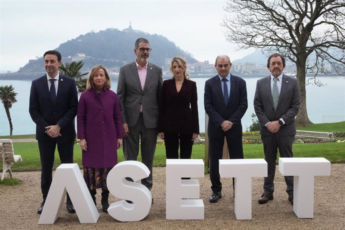 Laministra de Trabajo y Economía Social, Yolanda Díaz, junto al alcalde donistiarra, Eneko Goia, el vicelehendakari segundo y consejero de Economía, Trabajo y Empleo del gobierno vasco, Mikel Torres, y la diputada general de Guipuzkoa, Eider Mendoza