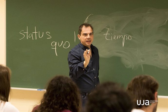 Archivo - Alberto Conejero durante un taller impartido en la UJA