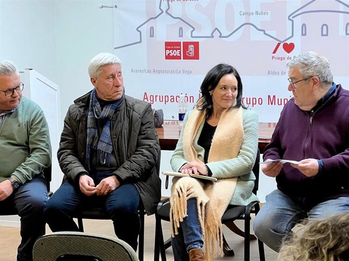 Musach (dcha.) habla con Crespín en la sede del PSOE de Priego de Córdoba.