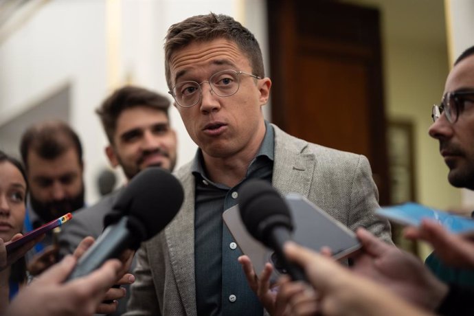 Archivo - El portavoz de Sumar en el Congreso, Íñigo Errejón, a su llegada a una sesión plenaria, en el Congreso de los Diputados, a 8 de octubre de 2024, en Madrid (España).