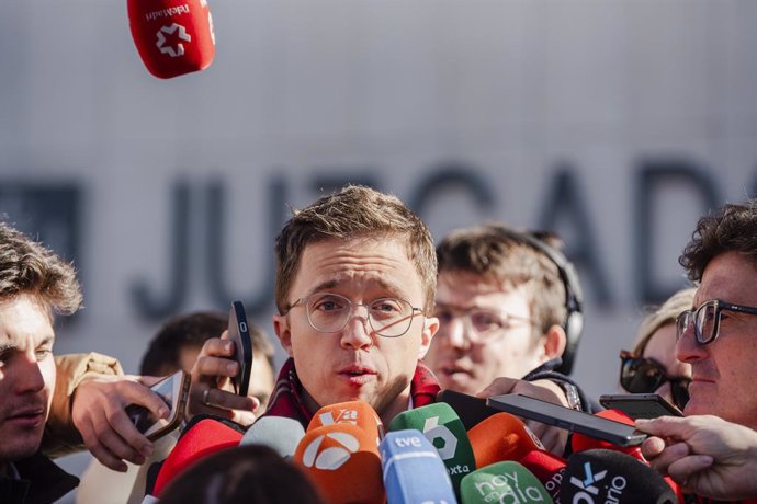 El ex portavoz de Sumar en el Congreso Iñigo Errejón ofrece declaraciones a los medios tras declarar en los juzgados de Plaza de Castilla, a 16 de enero de 2025, en Madrid (España).