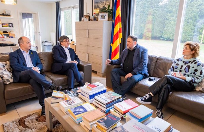 El presidente de Junts, Carles Puigdemont, y el presidente de ERC, Oriol Junqueras, junto a los secretarios generales de Junts, Jordi Turull, y de ERC, Elisenda Alamany, en una reunión en Waterloo (Bélgica)