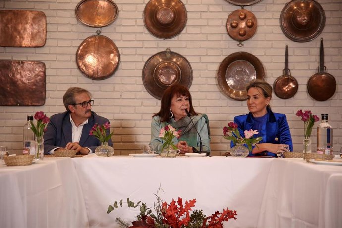 La presidenta del PSOE, Cristina Narbona, y la secretaria general del PSOE de Toledo, Milagros Tolón.