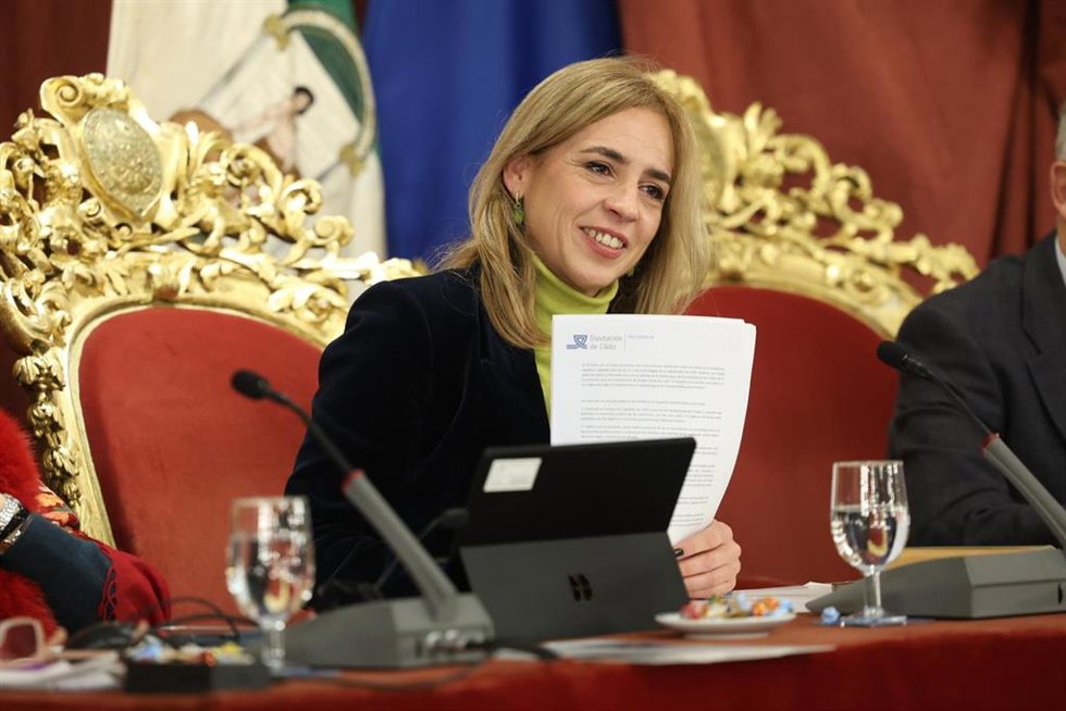 La presidenta de la Diputación de Cádiz, Almudena Martínez, durante un Pleno de la Institución.