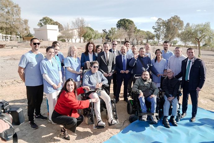 El presidente de la Diputación de Almería, Javier Aureliano García, junto a autoridades y representantes institucionales durante el acto de colocación de la primera piedra del centro residencial 'Vivir como en casa', impulsado por la FAAM en Almería.