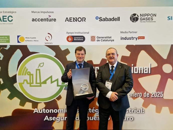 Enrique López, director general de Lácteas Monteverde, e Isaac Pola, viceconsejero de Industria y Transición Justa.