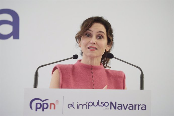 Archivo - La presidenta de la Comunidad de Madrid y del PP de Madrid, Isabel Díaz Ayuso, interviene durante un mitin junto al presidente del PP de Navarra, Javier García, en el Hotel Tres Reyes, a 26 de septiembre de 2024, en Pamplona, Navarra (España). A