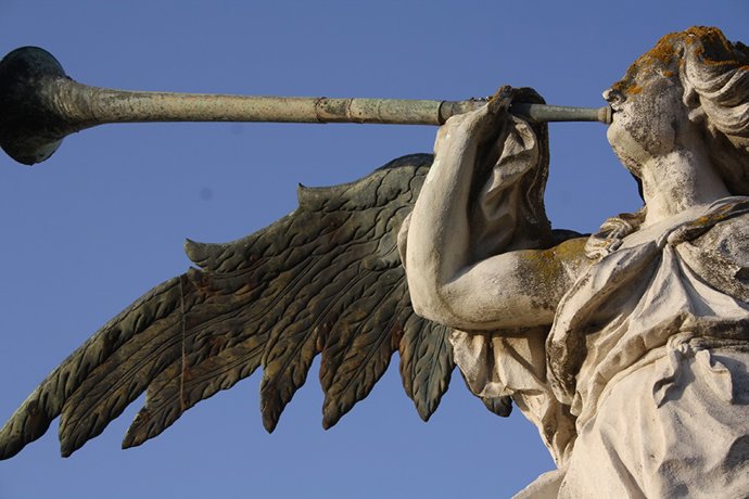 Archivo - Detalle de la Fama, en la fachada principal del Rectorado