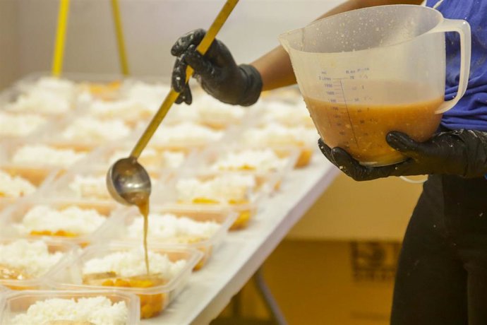 Archivo - Alumno realizando prácticas de cocina