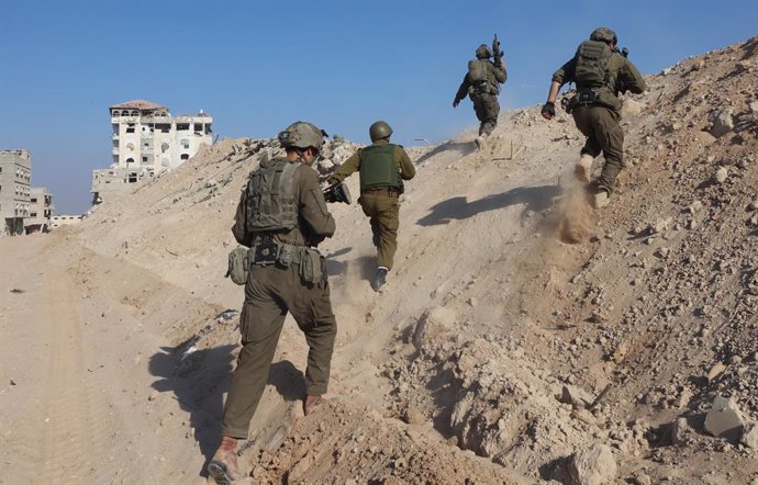 Archivo - GAZA, Nov. 8, 2024  -- Israeli soldiers are seen during an operation in the southern Gaza Strip city of Rafah, on Nov. 7, 2024. Israel has been launching a large-scale offensive against Hamas in the Gaza Strip to retaliate against a Hamas rampag