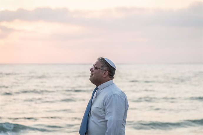 Archivo - July 20, 2024, Tel Aviv, Israel: Minister Itamar Ben-Gvir seen walking on the Tel Aviv seafront.