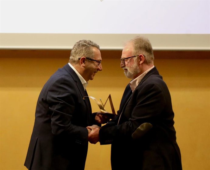 El escritor Mario Pérez Antolín (Stuttgart, 1964) ha sido galardonado con el I Premio Internacional Juan Gil-Albert de Escritura Aforística y del Yo por su obra 'Idear lo insólito'