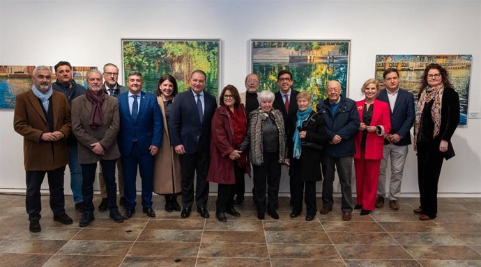 Inauguración de la exposición '50 años del origen de la Escuela Ayamontina de pintura'.