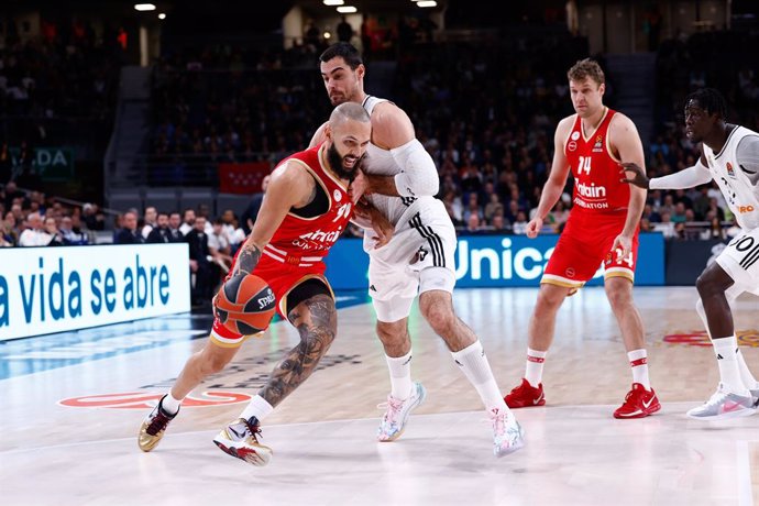 Evan Fournier of Olympiacos Pireaus and Alberto Abalde Diaz of Real Madrid in action during the Turkish Airlines EuroLeague, basketball match played between Real Madrid and Olympiacos Piraeus at Movistar Arena on January 16, 2025, in Madrid, Spain.