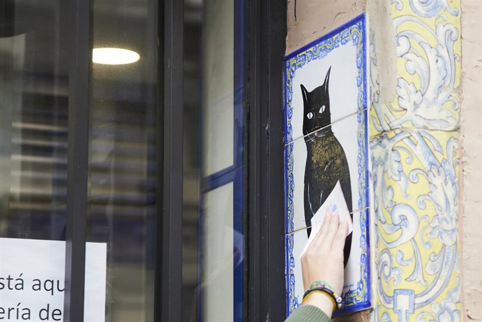 Archivo - Una persona flota un boleto de Lotería por el azulejo de la Administración de Lotería el Gato Negro. Imagen de archivo. 