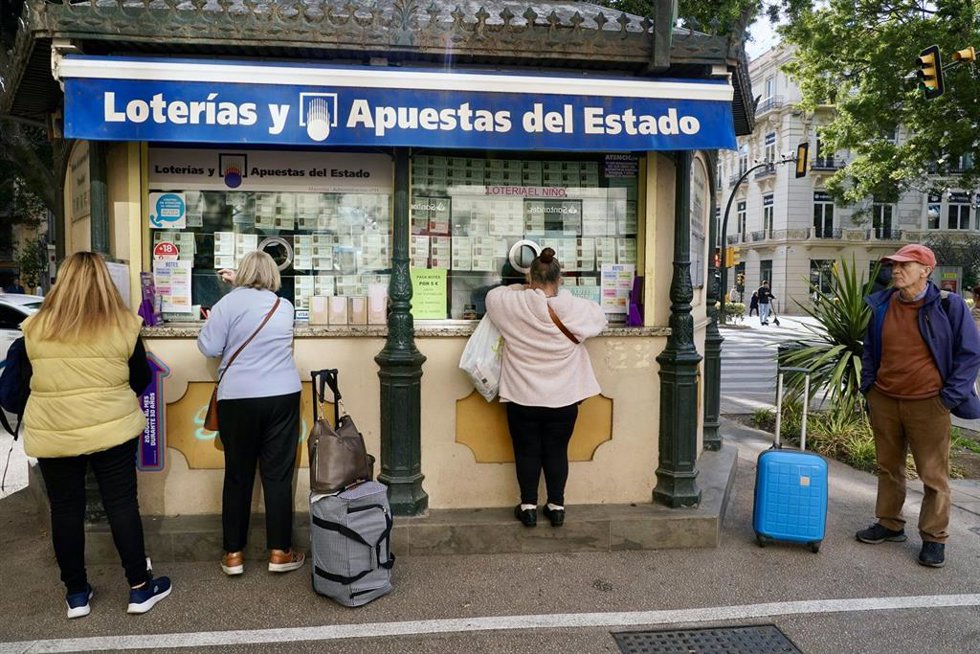 Archivo - Varias personas hacen cola para boletos de Lotería. Imagen de archivo.