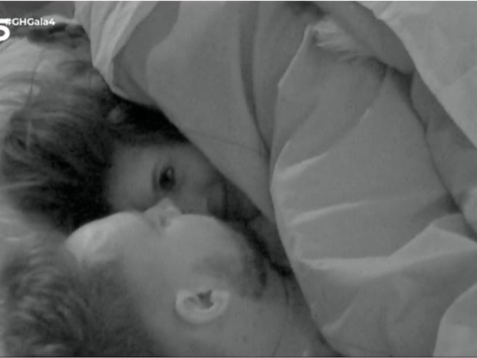 JOSÉ MARÍA ALMOGUERA Y MARÍA 'LA JEREZANA' SE BESAN BAJO LAS SÁBANAS