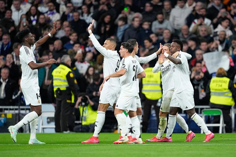 Los juagdores del Real Madrid celebran un gol.  