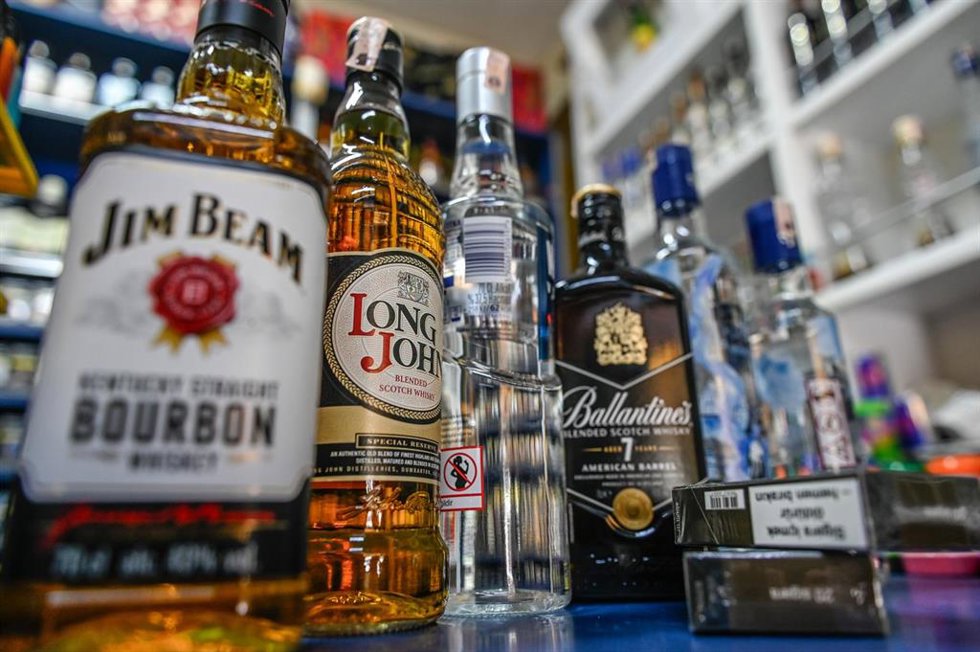 Archivo - Bebidas alcohólicas en el mostrador de una tienda en Estambul, Turquía