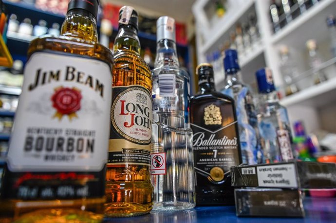 Archivo - ISTANBUL, Sept. 21, 2023  -- Alcohol beverages are seen in the counter of a store in Istanbul, Trkiye, Sept. 20, 2023. Trkiye has expanded the scope of the ban on serving and selling alcohol and tobacco products, the country's official gazet