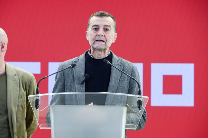 El coordinador general de IU, Antonio Maíllo, ofrece una rueda de prensa tras una reunión con el secretario general de CCOO, Unai Sordo, en la sede de CCOO, a 16 de enero de 2025, en Madrid (España).