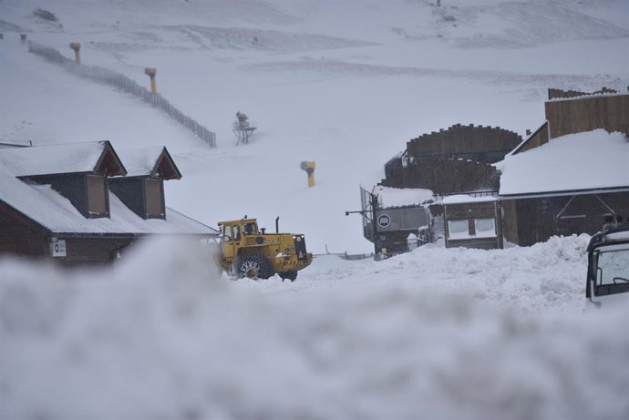 Archivo - Labores de retirada de la nieve acumulada en carreteras y coches en Formigal tras la llegada de un temporal que traslada una masa de aire ártico a la Península Ibérica, a 9 de diciembre de 2024, en Huesca, Aragón (España). 