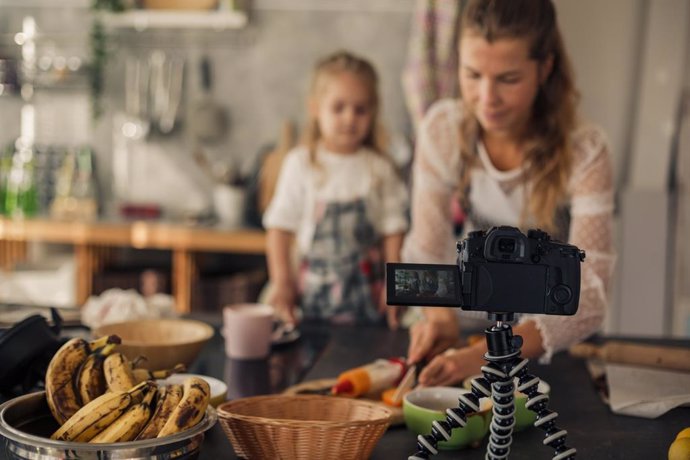 Archivo - Madre influencer usando a su hija para subir contenidos y likes.