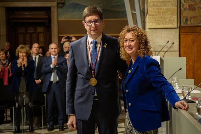 Archivo - El exconseller Carlos Mundó y la exconsellera Esther Capella , en la entrega del Premi Justícia que recibió en 2018. 