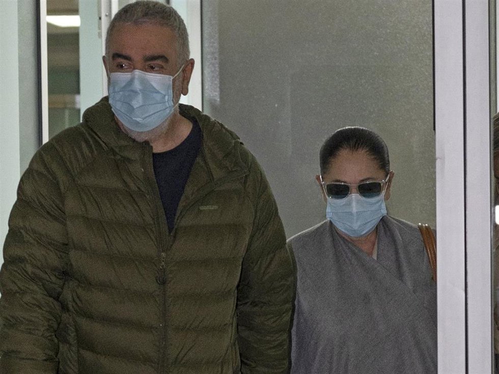 Isabel Pantoja y su hermano Agustín salen del hospital Materno Infantil de Gran Canaria donde han visitado a la pequeña Alma, a la 1.00 de la madrugada de este viernes