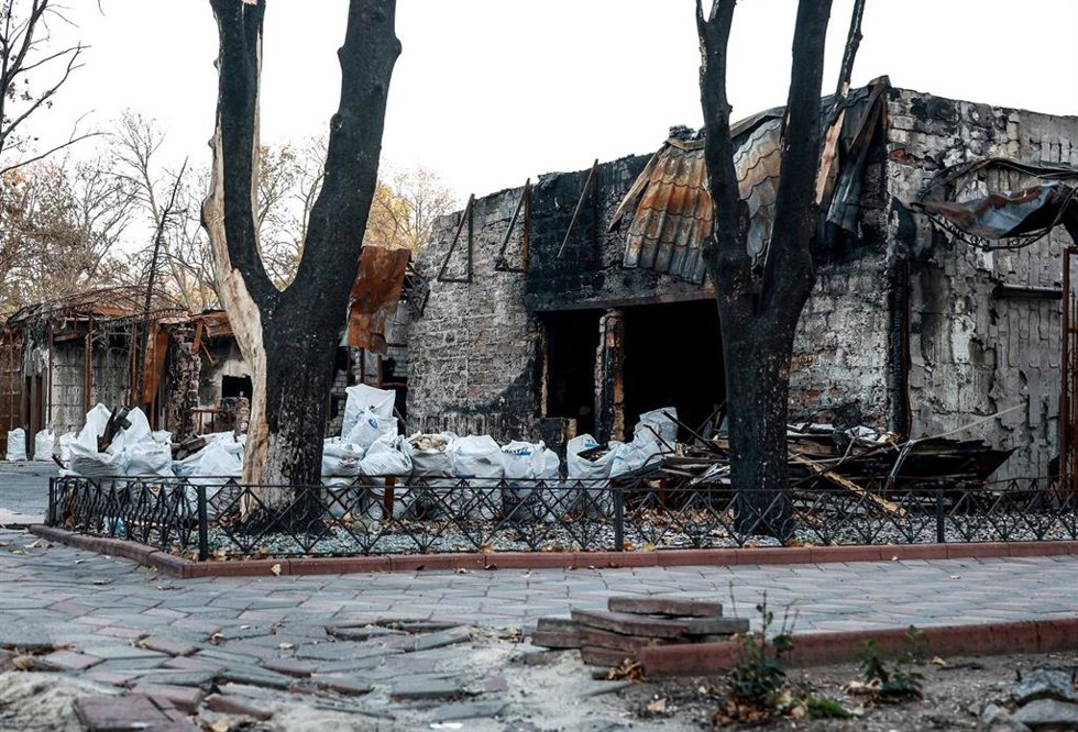 Archivo - Daños materiales en un edificio alcanzado por un ataque del Ejército de Rusia contra Jersón, en Ucrania (archivo)