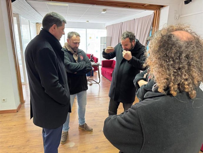 El conseller, durante su visita al complejo okupado.