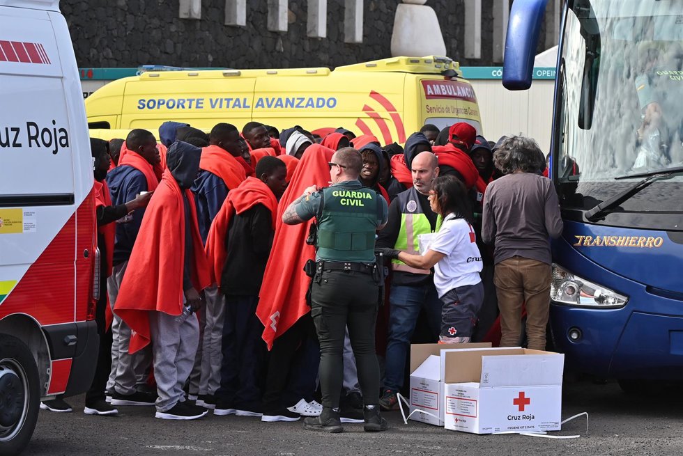 Archivo - Los equipos sanitarios atienden a varios migrantes a su llegada al puerto de La Restinga, a 4 de febrero de 2024, en El Hierro, Santa Cruz de Tenerife, Tenerife, Canarias (España). Salvamento Marítimo ha interceptado hoy domingo seis embarcaci
