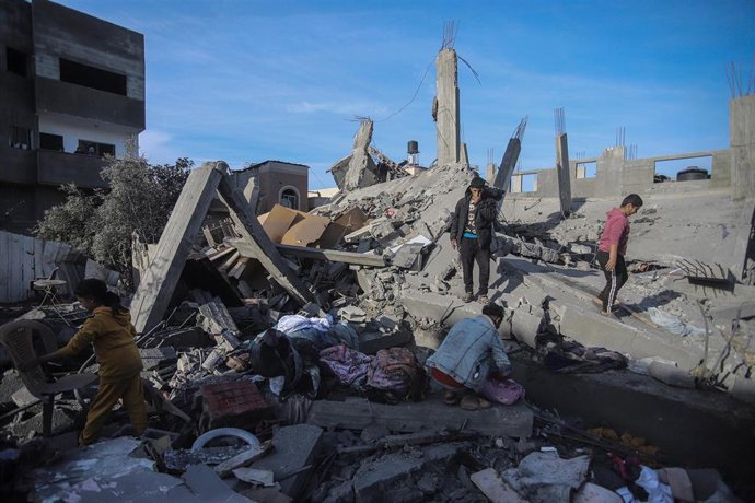 Archivo - Edificios destruidos por los bombardeos israelíes en el campamento de refugiados de Nuseirat, en el centro de la Franja de Gaza (archivo)