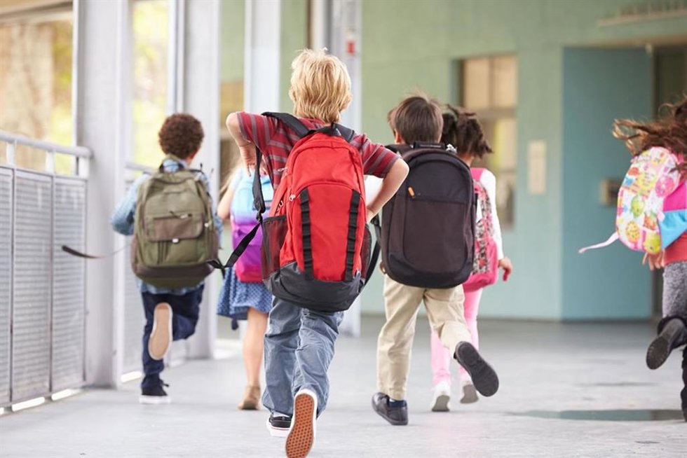 Archivo - Niños entrando al colegio