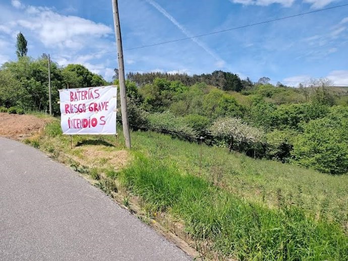 Archivo - Pancarta contra un parque de baterías