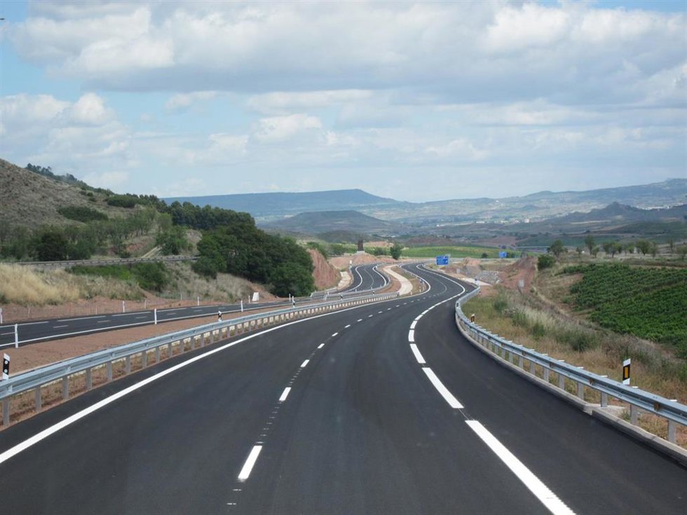 Archivo - Carretera de La Rioja sin tráfico