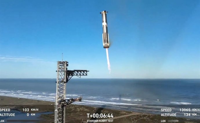 Regreso a la torre del lanzamiento de la primera etapa de Starship en la séptima prueba de vuelo
