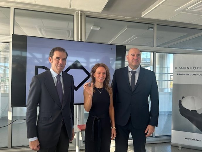 Responsables de Diamond Foundry con uno de los diamantes producidos en la fábrica de Trujillo