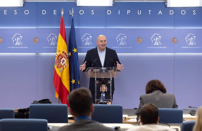 El portavoz del PP en el Congreso, Miguel Tellado, durante una rueda de prensa, en el Congreso de los Diputados, a 30 de diciembre de 2024, en Madrid (España).