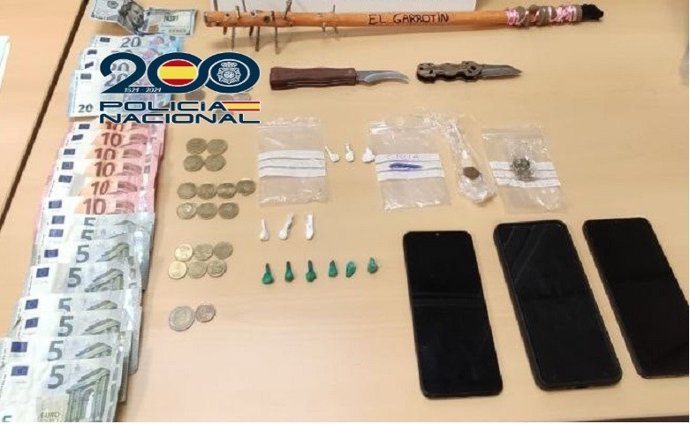 En el registro practicado en varias zonas del inmueble los agentes intervinieron 14 papelinas de cocaína, tres teléfonos móviles, dos armas blancas, una maza y 200 euros en efectivos.