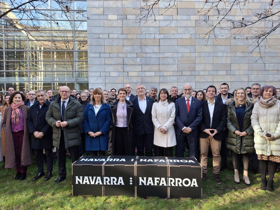 Foto de grupo de la presidenta Chivite junto a los miembros del Gobierno y el personal que ocupa cargos directivos en la Administración Foral.