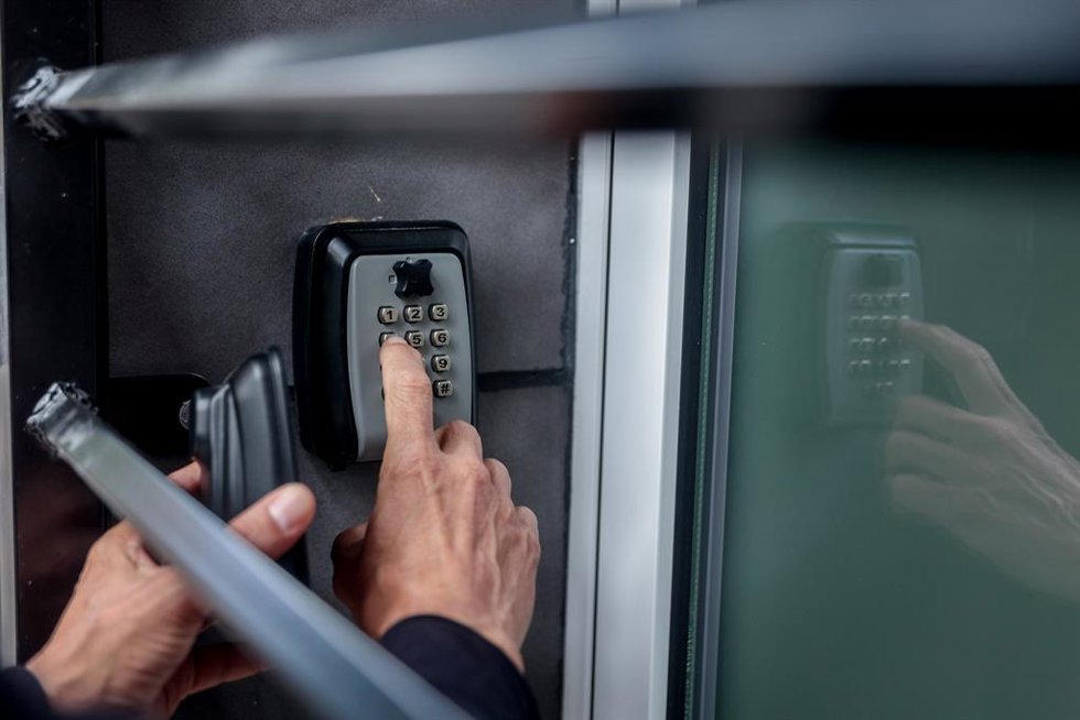 Archivo - Caja de seguridad de un piso turístico, a 20 de mayo de 2024. 